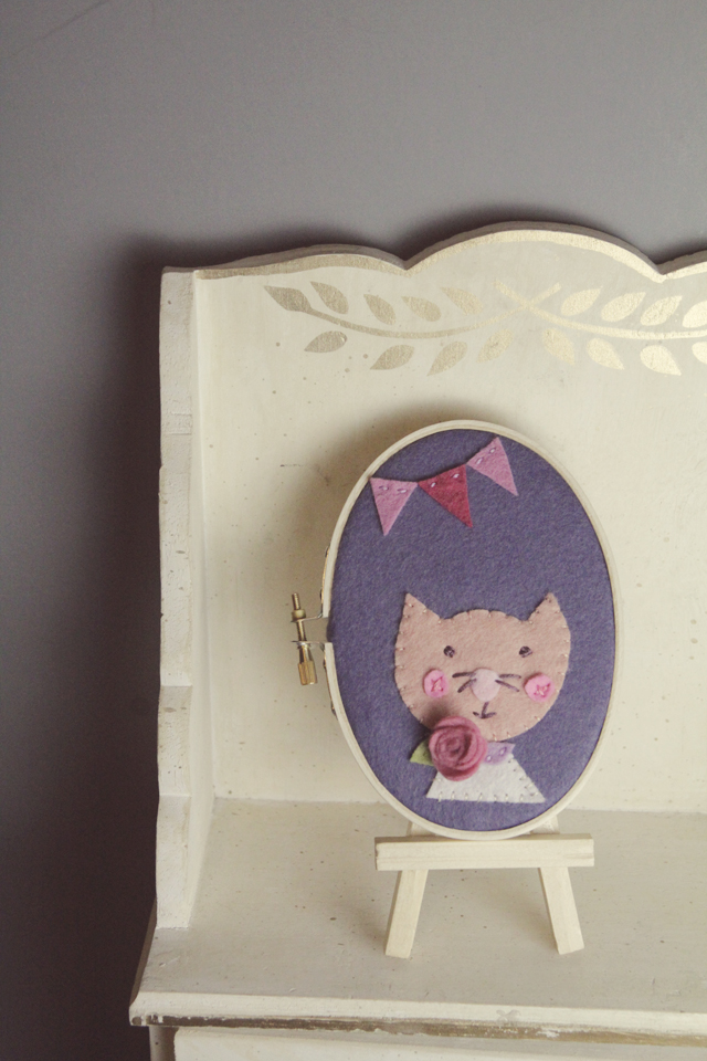 cat-personalized-hoop-art-shelf